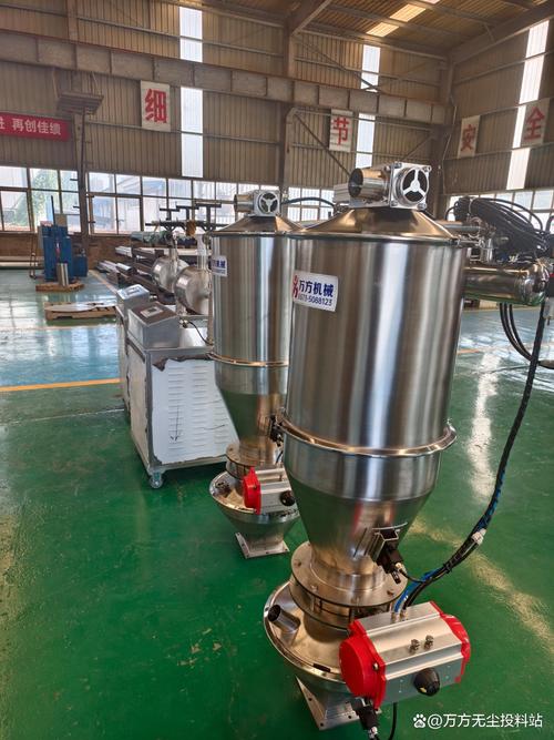 物料在大气压作用下被吸入进料口,随后通过管道输送至目标设备(如反应